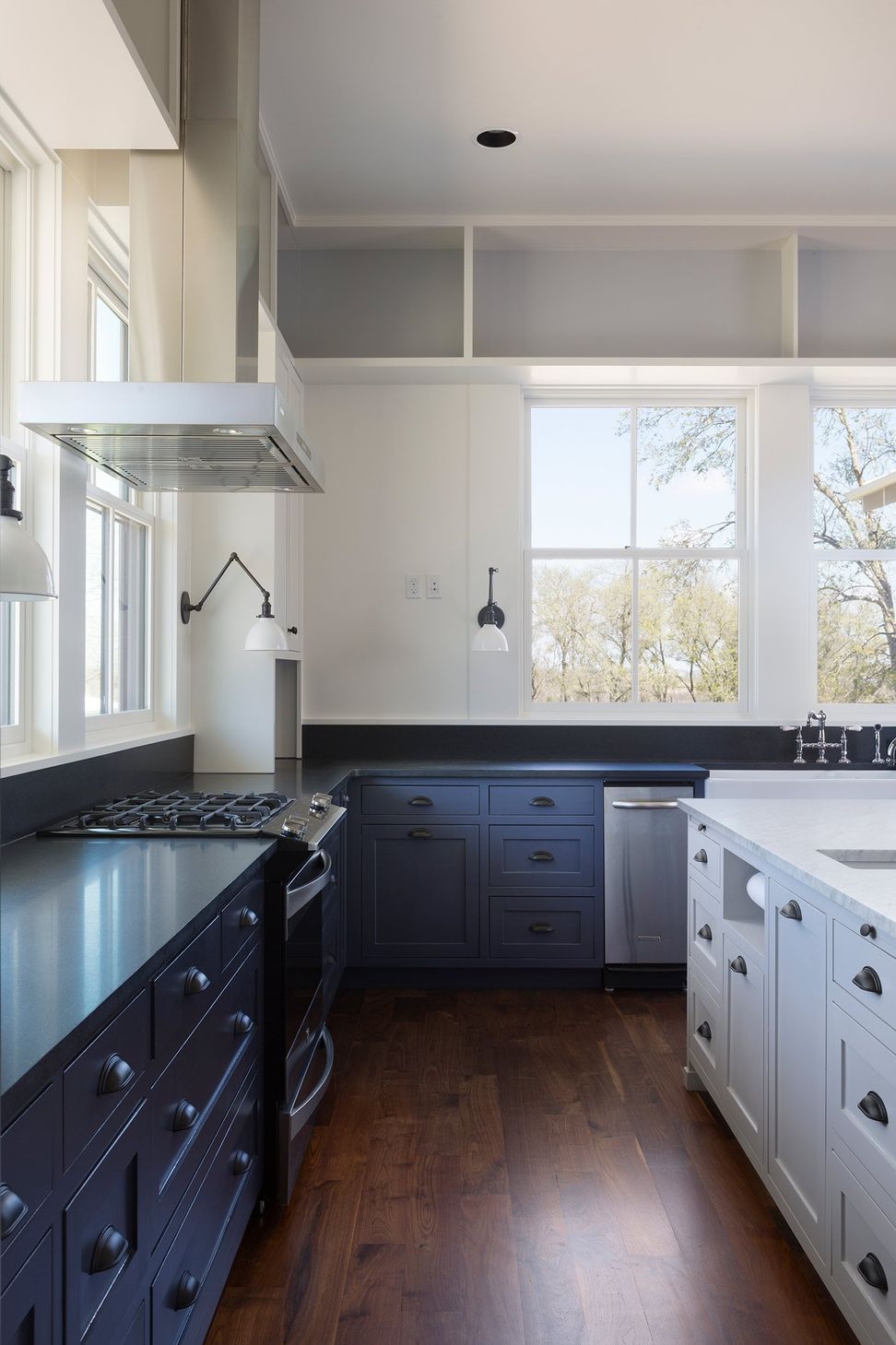 14PendletonFarmCuppettKilpatrickArchitectureandInteriorDesignaustin-tx-modern-kitchen-navy-cabinetry-open-shelves.jpg