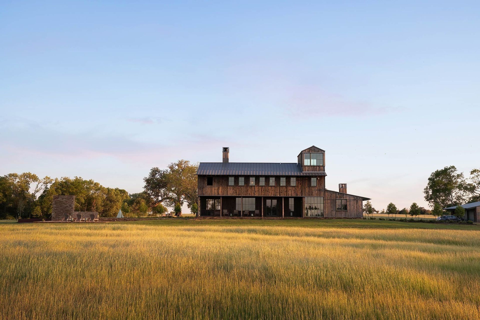 17HomeontheRangeCuppettKilpatrickArchitectureandInteriorDesignmodern-ranch-wooden-siding-metal-roof.jpg