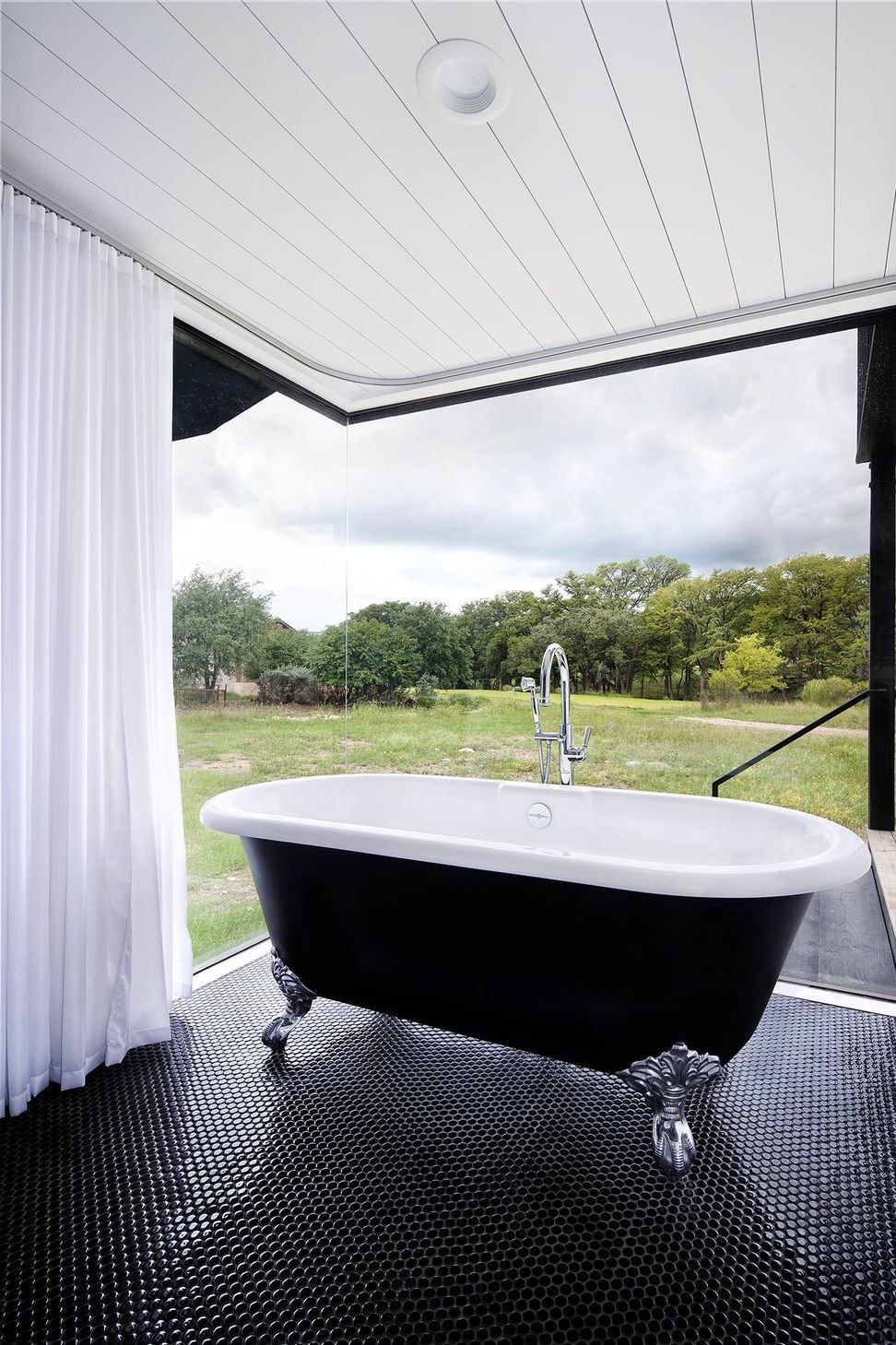 19CampFrioCuppettKilpatrickArchitectureandInteriorDesignclawfoot-tub-corner-window-view.jpg