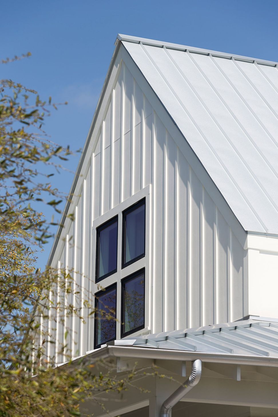 7PendletonFarmCuppettKilpatrickArchitectureandInteriorDesignaustin-tx-farmhouse-gable-end-vertical-siding.jpg