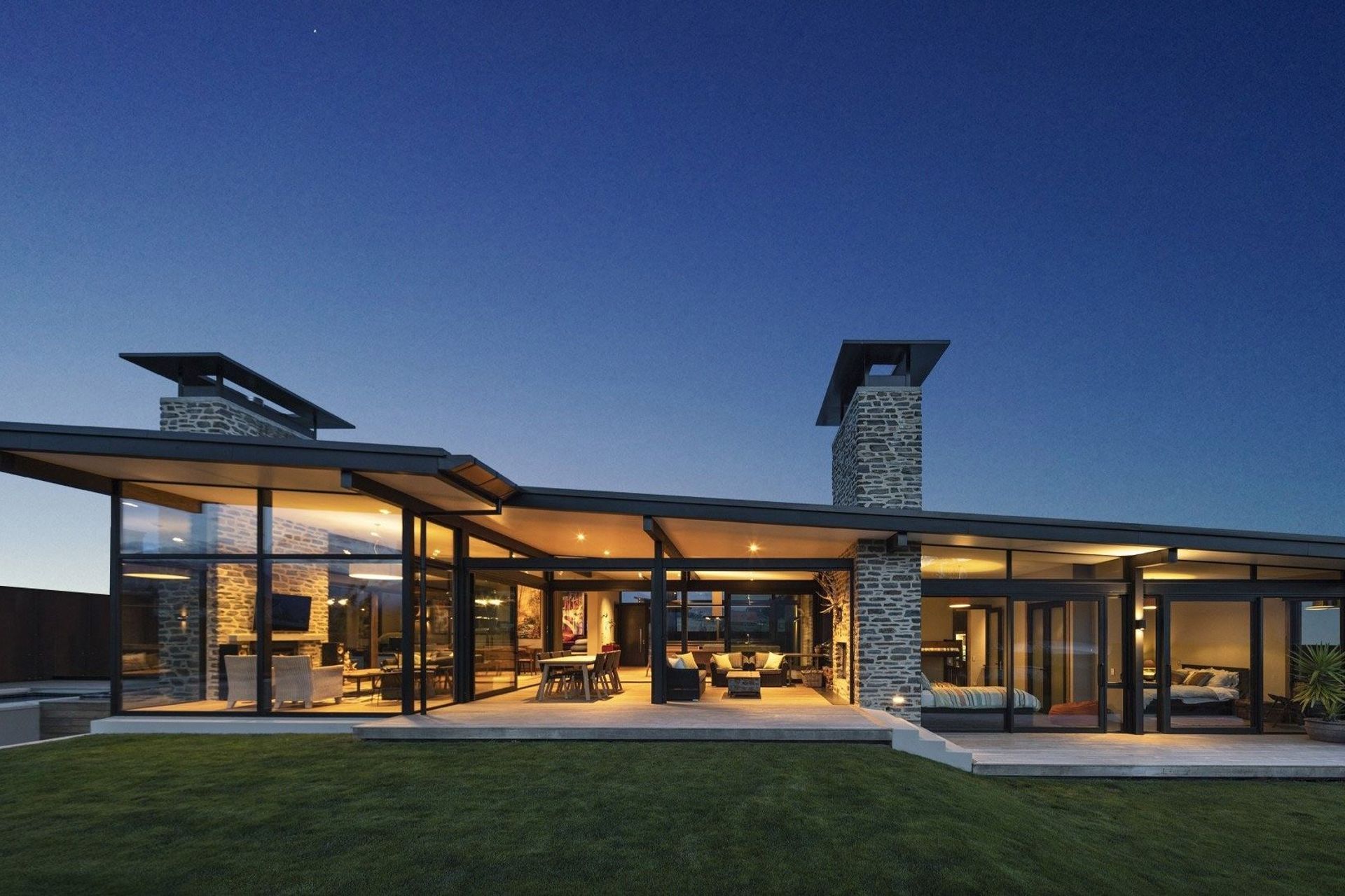 The inclusion of triple-glazed, thermally broken aluminium joinery—with exceptionally high insulation values—has made possible the creation of a house that appears fully open to the environment and is, at the same time, a warm and comfortable home.