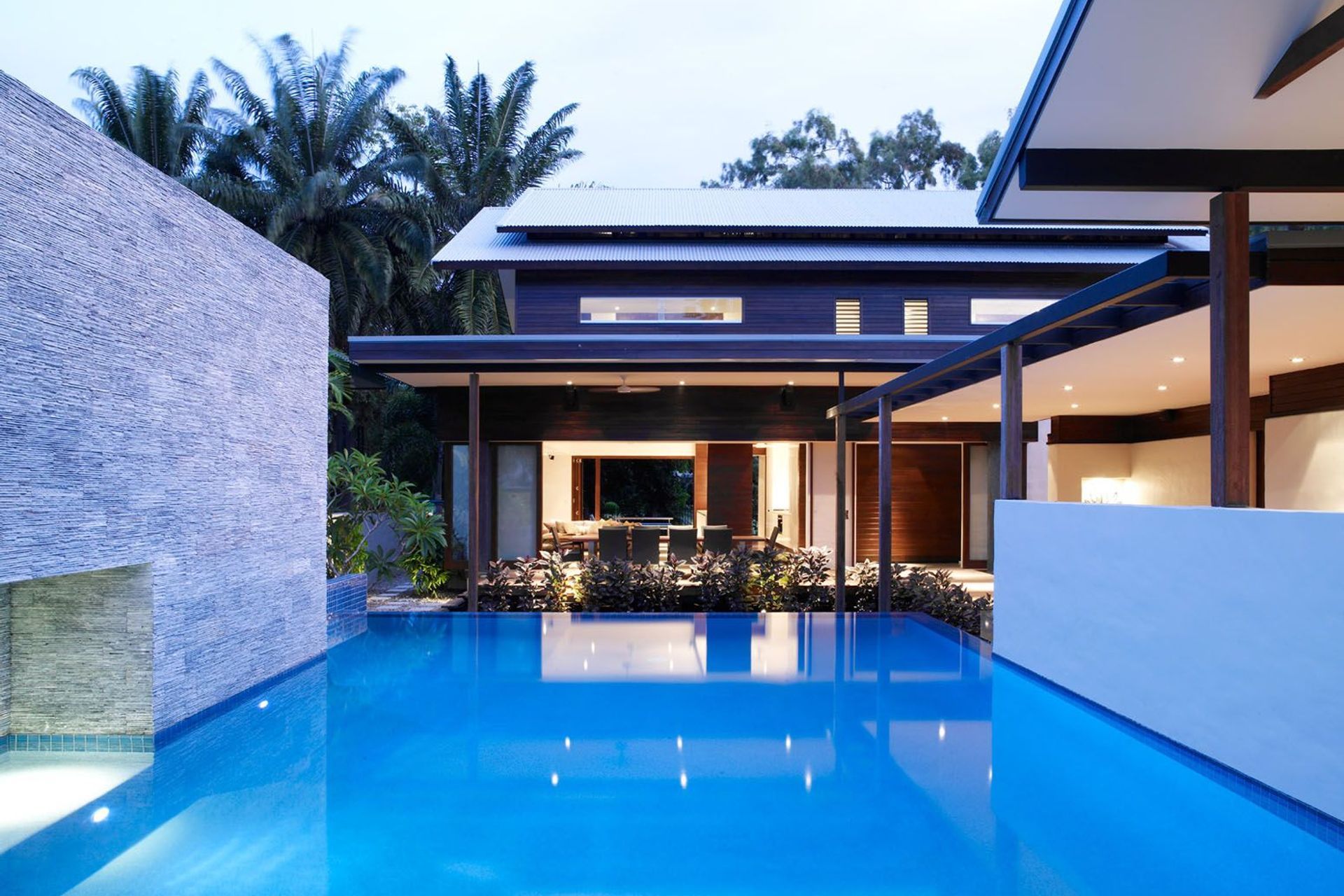 Six, Port Douglas