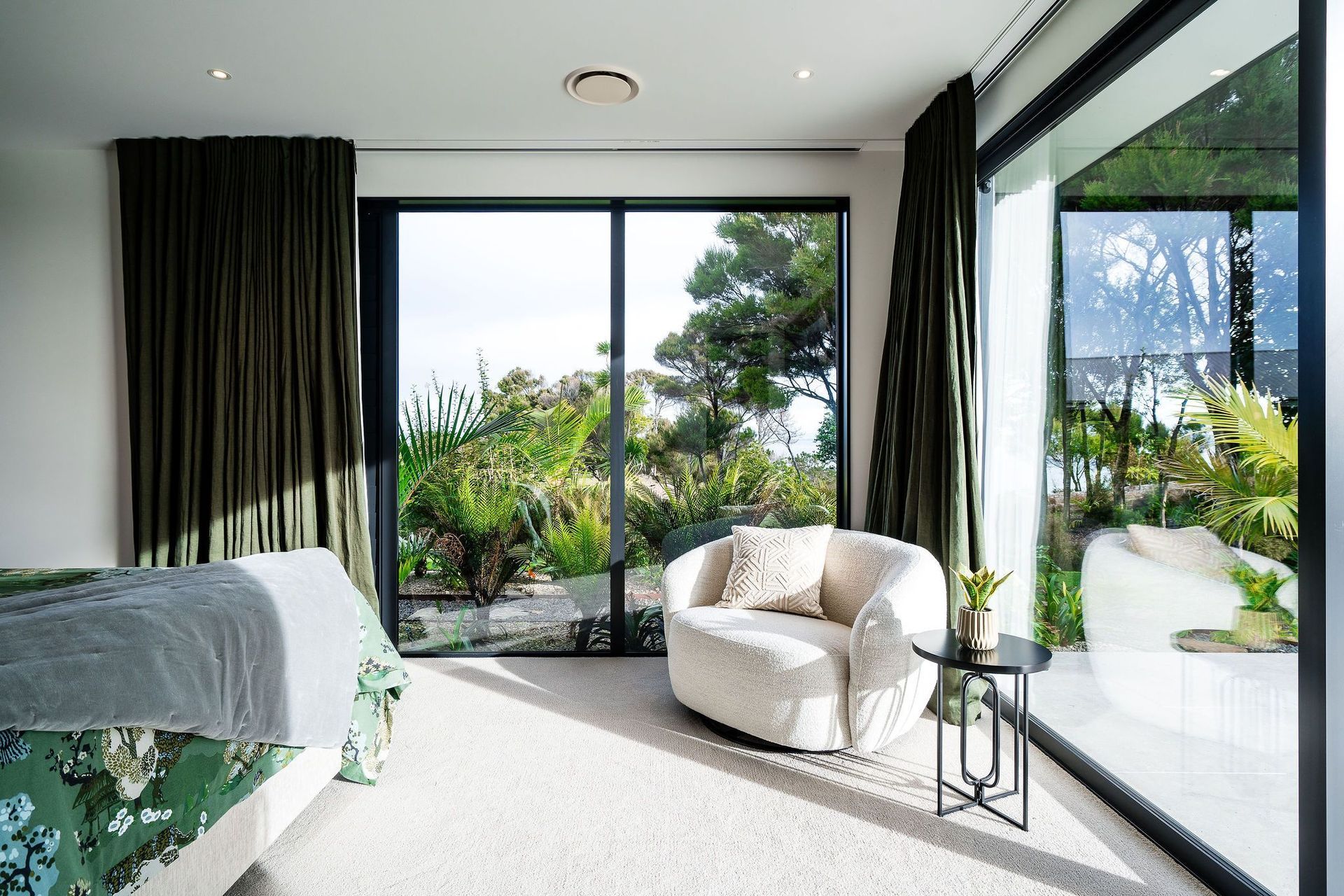 green-outdoor-living-bedroom-seating-glass-arcline-architecture.jpg