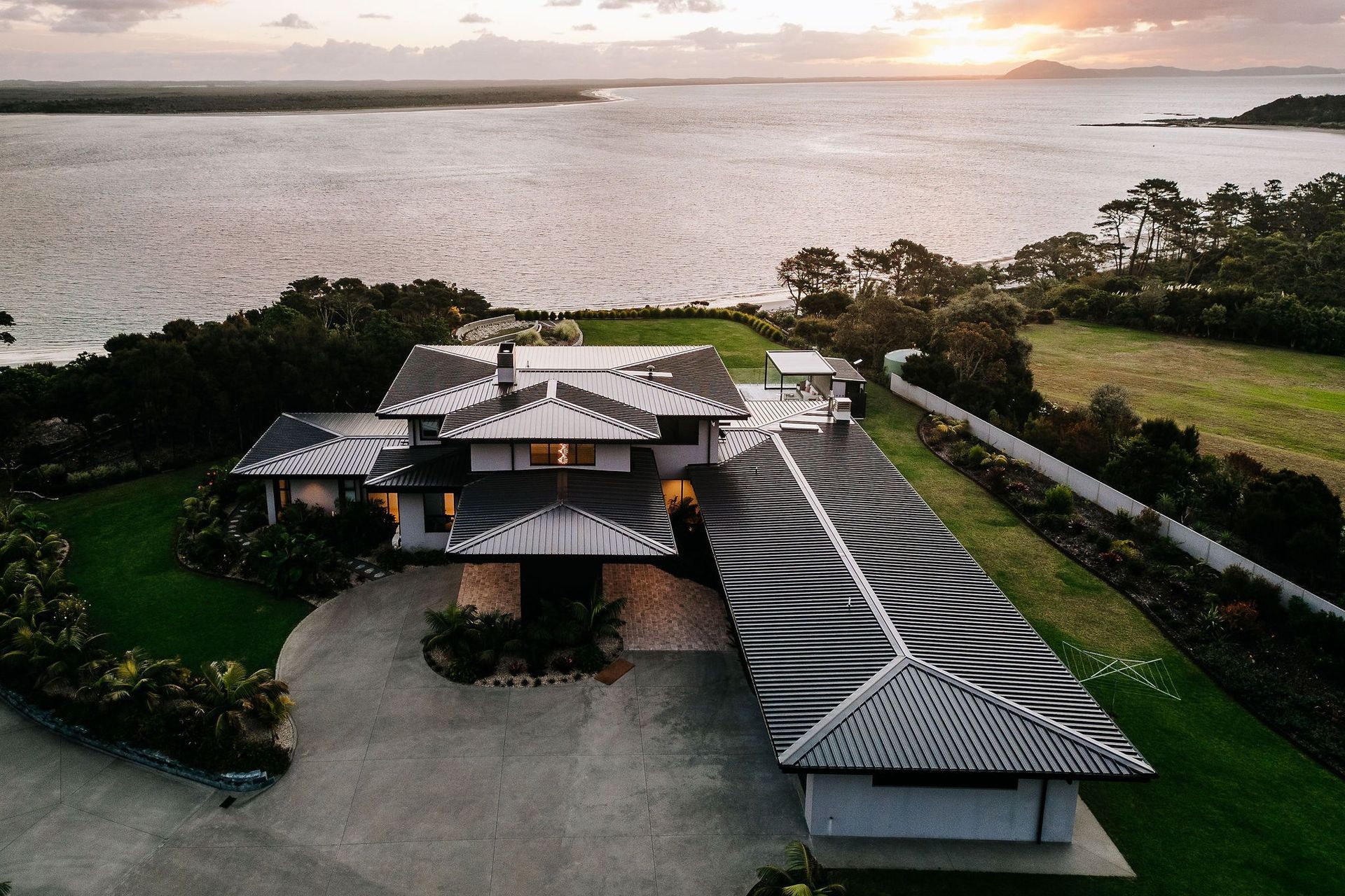 large-seaside-coastal-architecture-new-zealand-arcline-design-2.jpg