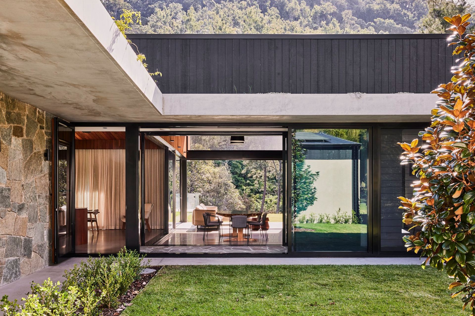 shaun-lockyer-architects-amaroo-hinterland-courtyard-timber-stone-concrete-landscaping.jpg