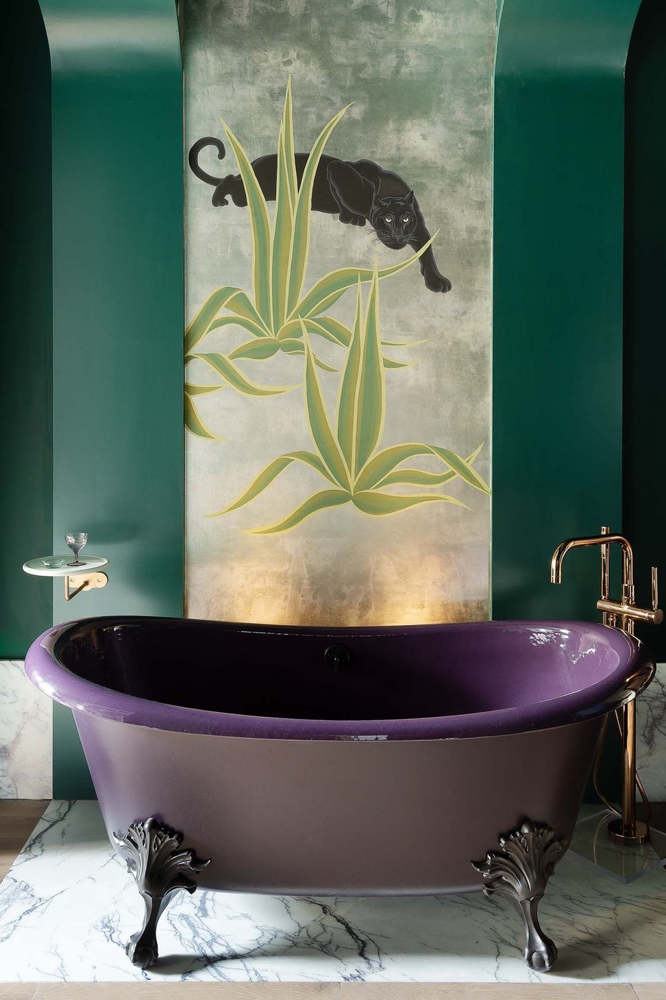 The handmade de Gournay mural is a nod to a
painting by Charles Baskerville used my Elsie de Wolfe.