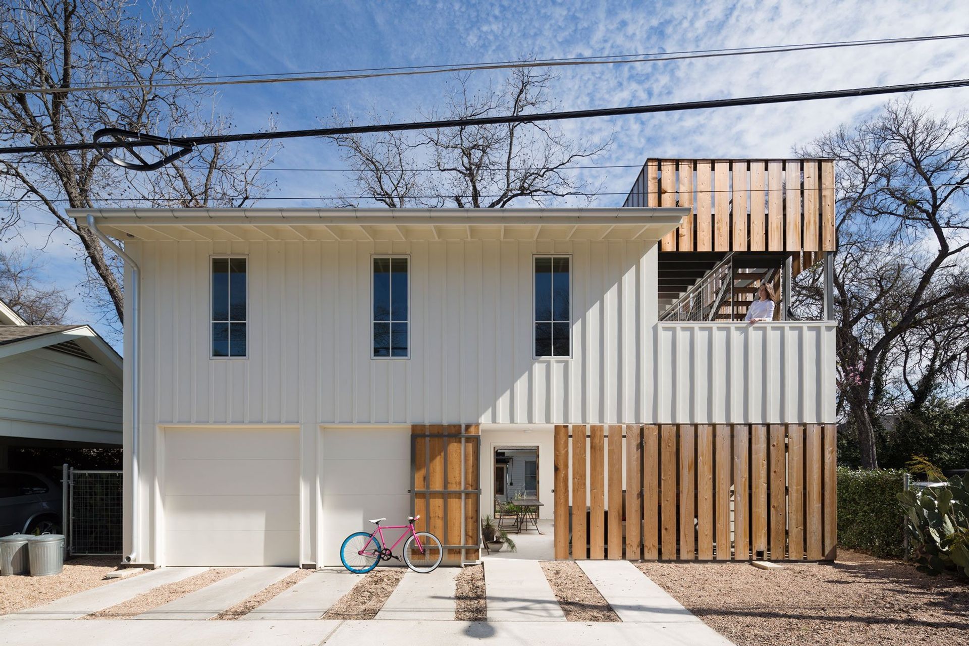 01BackAlleyCuppettKilpatrickArchitectureandInteriorDesignaustin-tx-contemporary-guesthouse-alleyway-batten-siding.jpg
