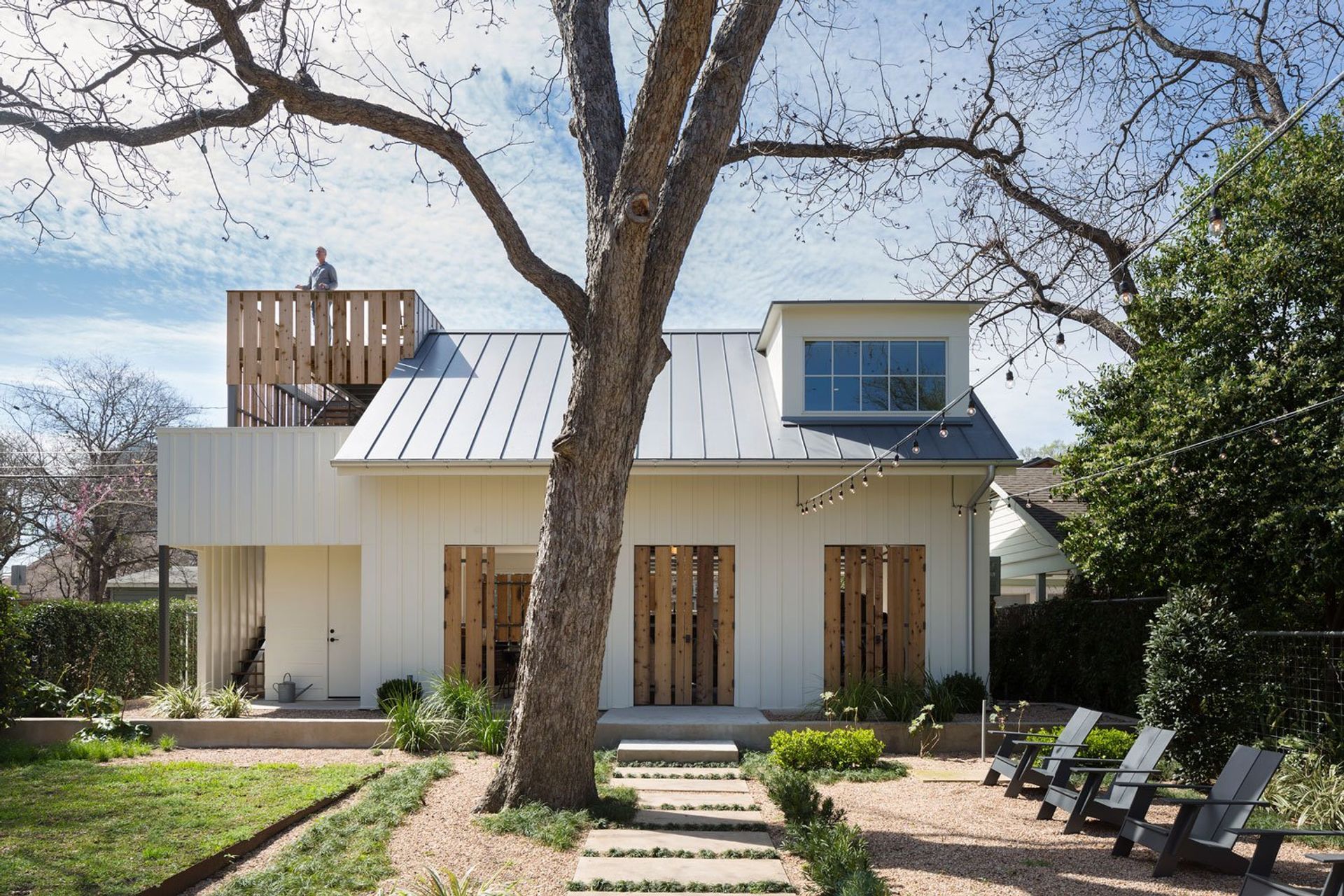 04BackAlleyCuppettKilpatrickArchitectureandInteriorDesignaustin-tx-guesthouse-wood-metal-roof.jpg