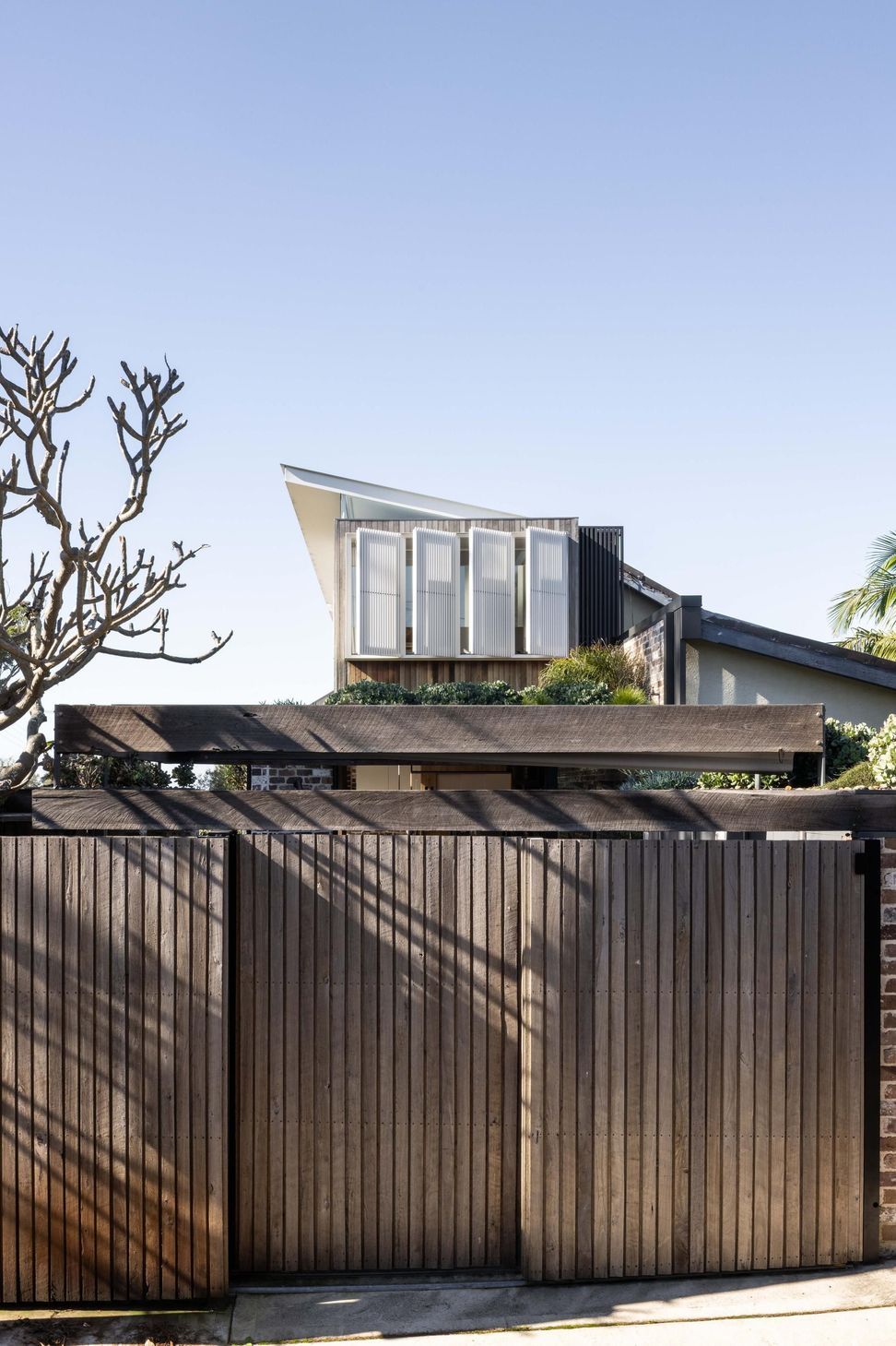05-Matt-Day-Architect-Matt-Day-Manly-House-Exterior-Timber-Garage-Door.jpg