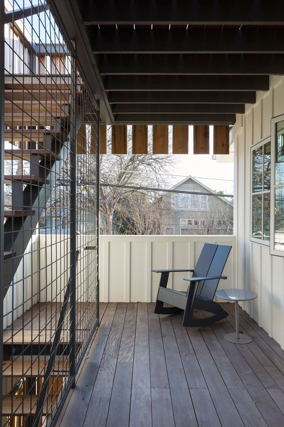 08BackAlleyCuppettKilpatrickArchitectureandInteriorDesignaustin-tx-guesthouse-upper-deck-mesh-guardrail-wooden-beams-1.jpg