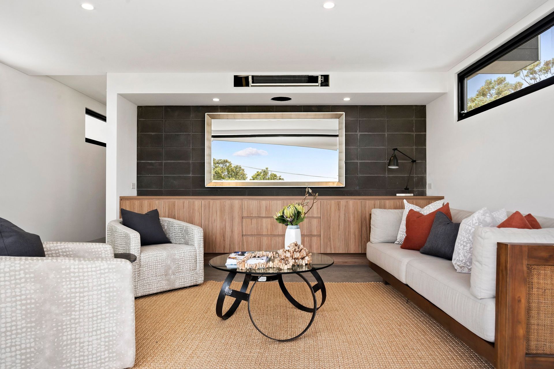 10-LivingRoom.jpg