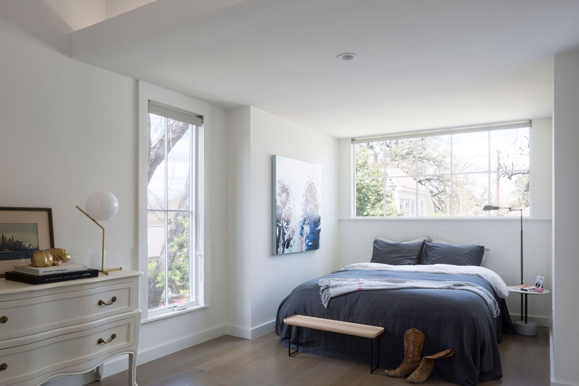 11BackAlleyCuppettKilpatrickArchitectureandInteriorDesignaustin-tx-guest-bedroom-modern-neutral-design-vintage-touches-1.jpg