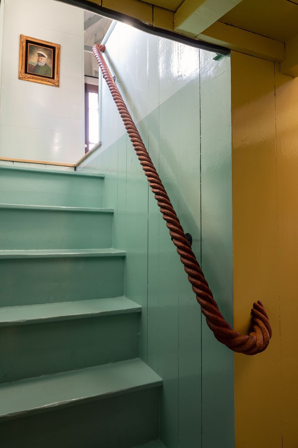 13MarthasVineyardCottageCuppettKilpatrickArchitectureandInteriorDesignStairyellow-stairwell-rope-handrail-green-accents.jpg