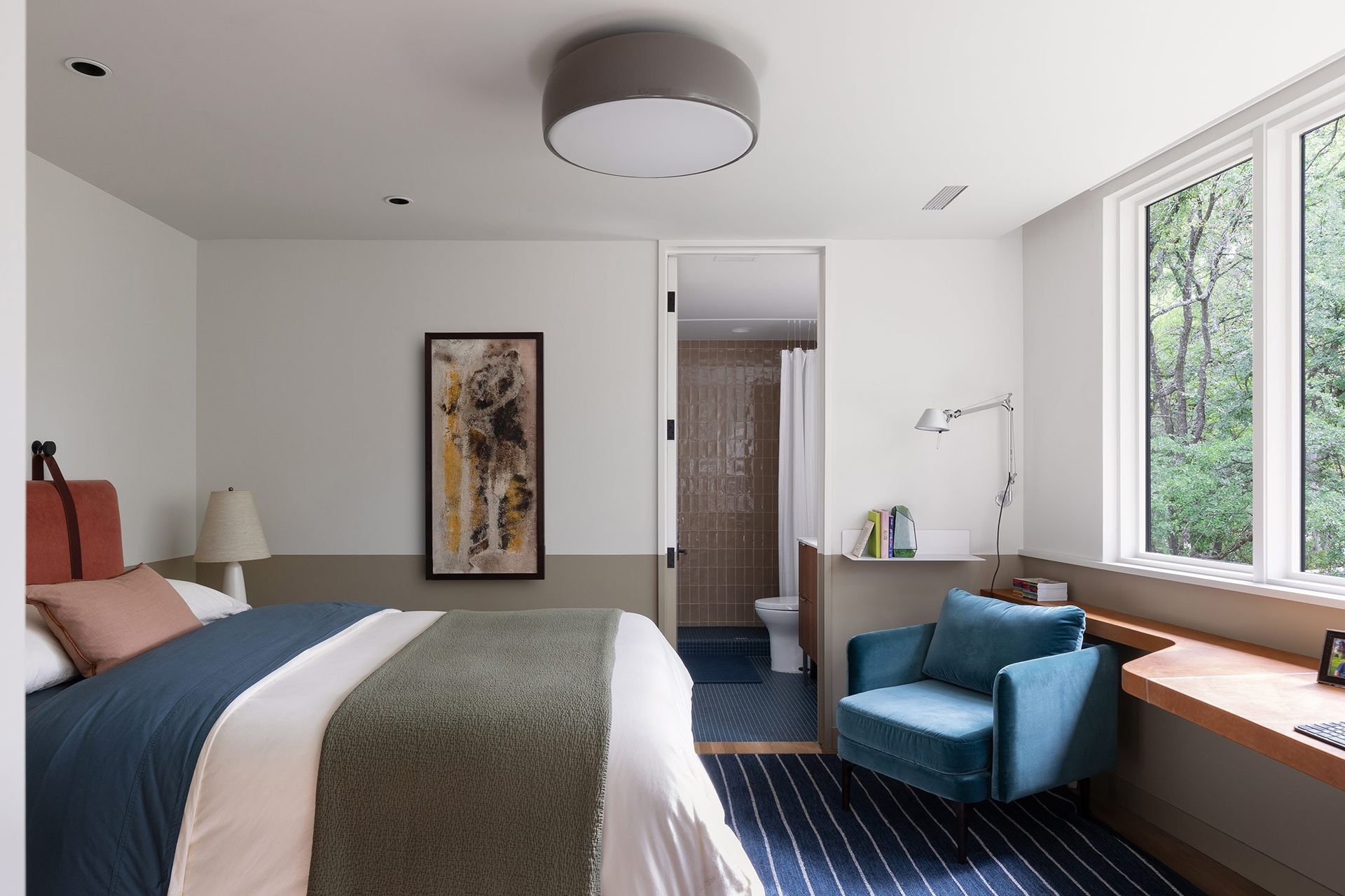 14WoodlandRetreatCuppettKilpatrickArchitectureandInteriorDesignmodern-bedroom-art-desk-forest-view.jpg