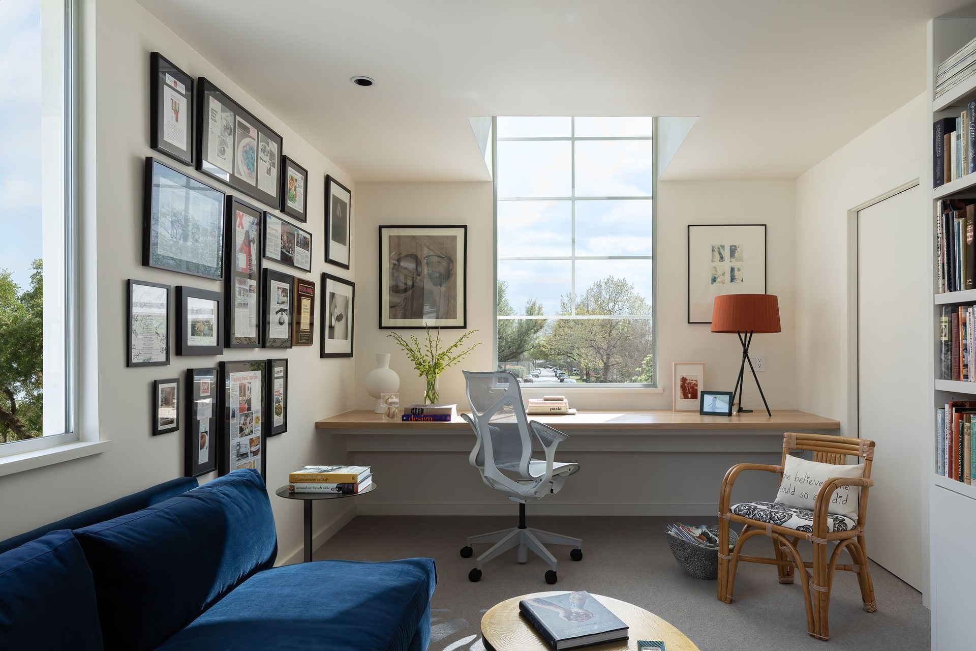 16WethersfieldTownhouseCuppettKilpatrickArchitectureandInteriorDesignhome-office-interior-design-with-art-gallery-wall-and-natural-light.jpg