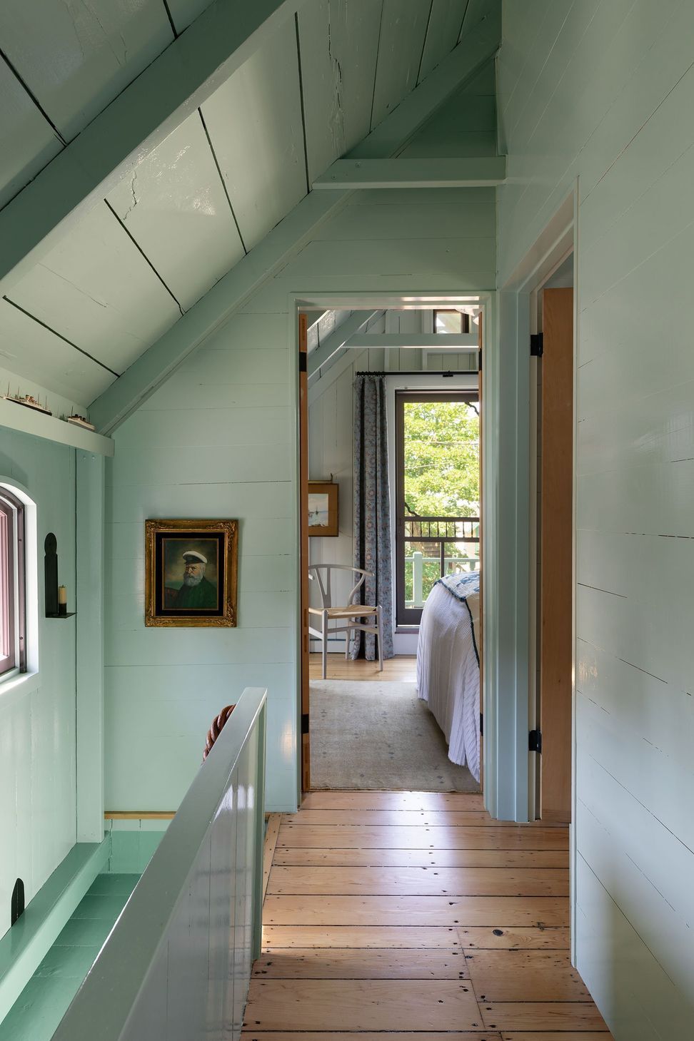 17MarthasVineyardCottageCuppettKilpatrickArchitectureandInteriorDesigngreen-corridor-wooden-floors-framed-portrait.jpg