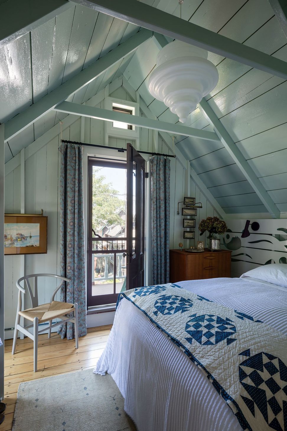 18MarthasVineyardCottageCuppettKilpatrickArchitectureandInteriorDesignbedroom-wood-beams-quilted-bedspread.jpg