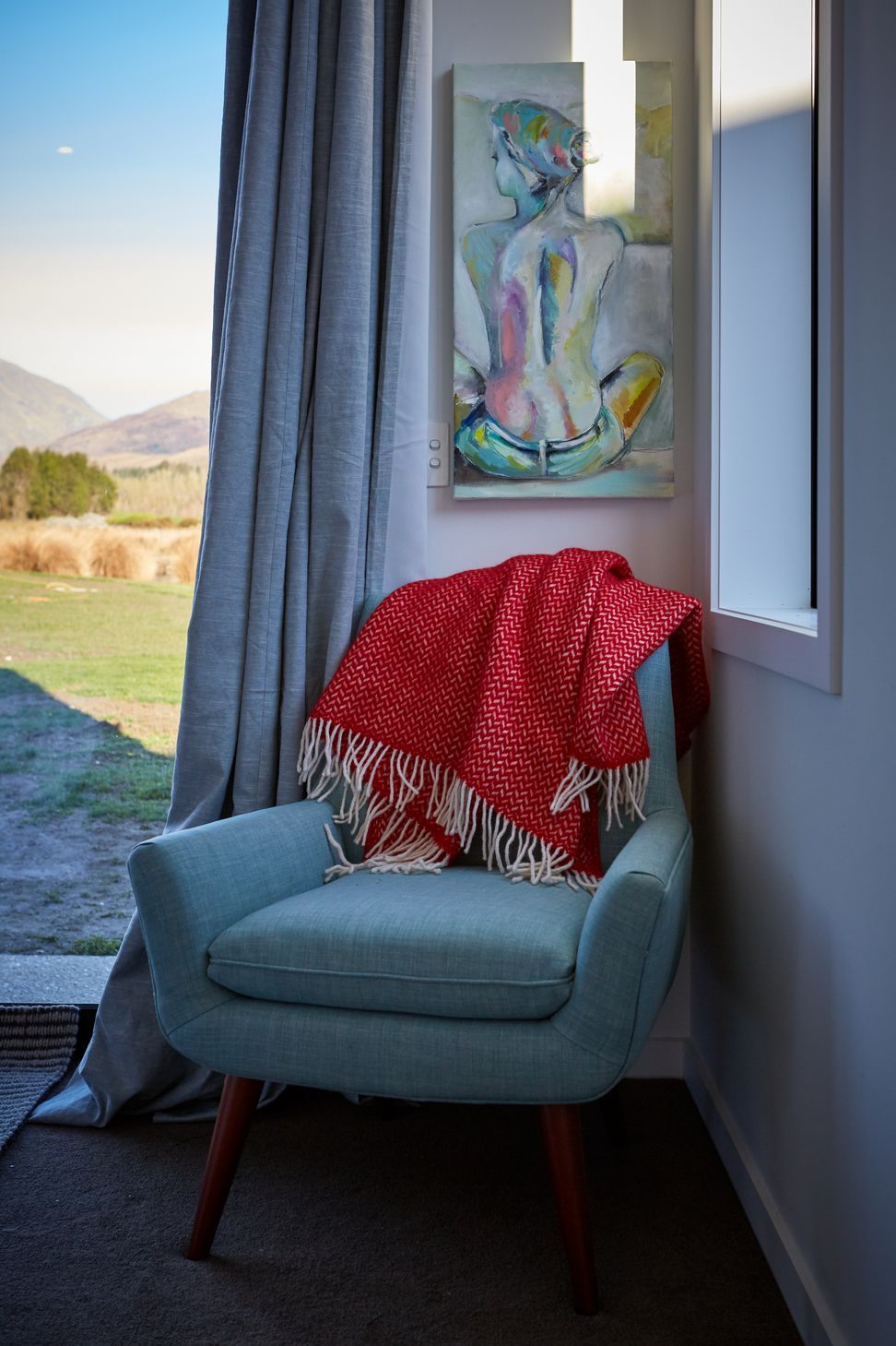 Textural elements throughout the home complement the natural environment and create a cosy atmosphere.