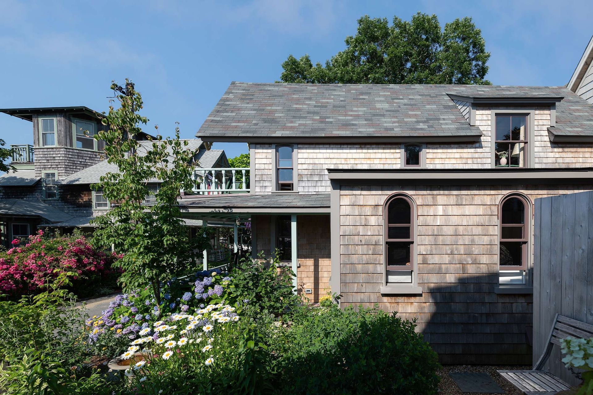 2MarthasVineyardCottageCuppettKilpatrickArchitectureandInteriorDesignhistoric-cottage-wood-shingles-garden-balcony-1.jpg