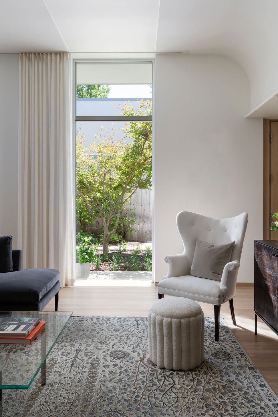 8WethersfieldTownhouseCuppettKilpatrickArchitectureandInteriorDesignaustin-texas-interior-design-modern-home-serene-living-space.jpg