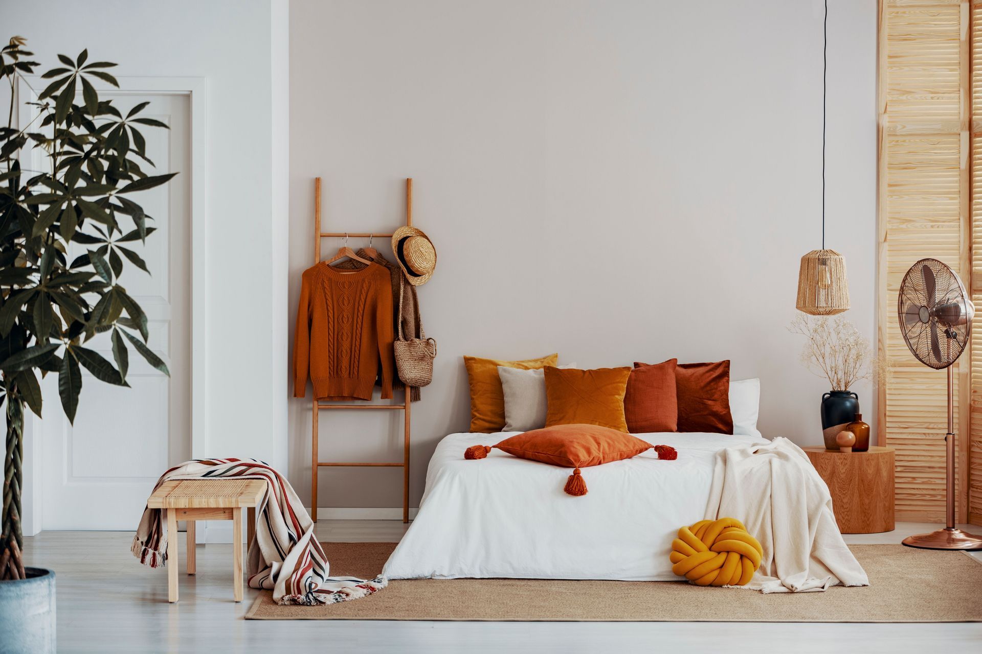 Simple Bedroom arrangement to reduce clutter