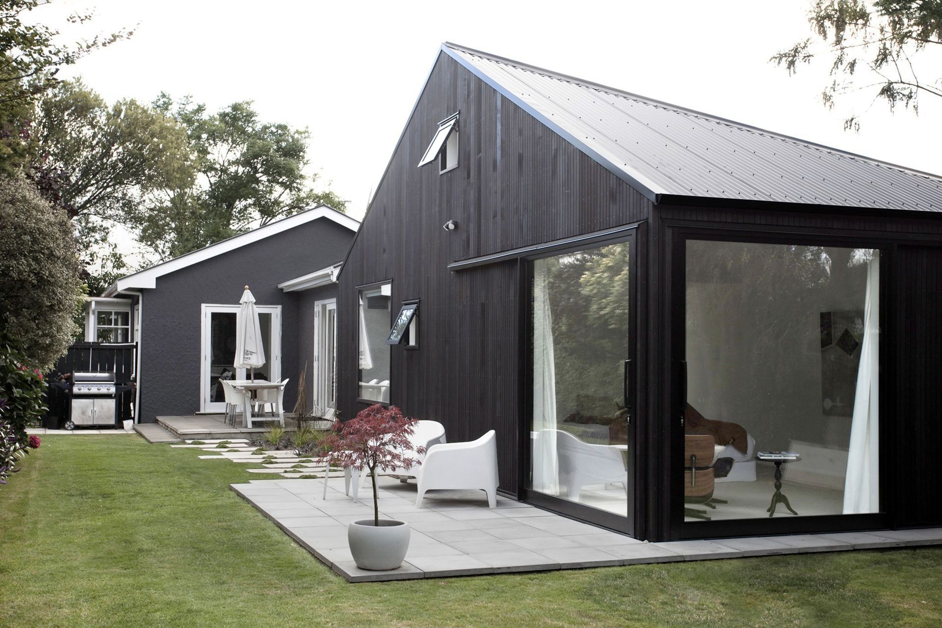 Mullet-House-Exterior-from-Lawn-Katrina-Anderson-v3.jpg