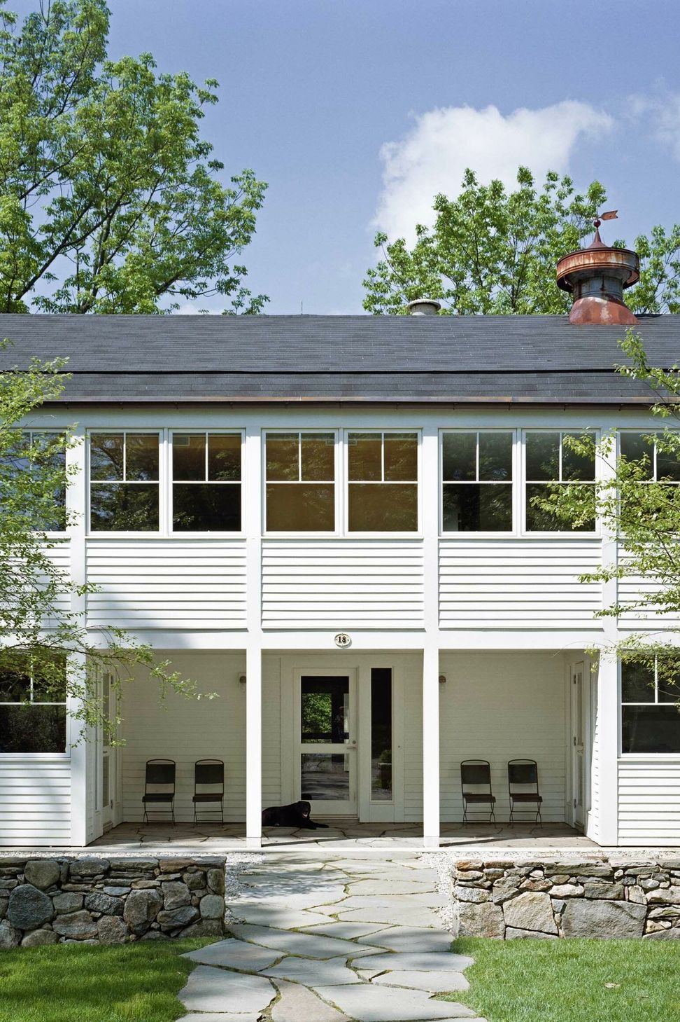 SpechtNovak-ModernBarn-MichaelMoran-Exterior02-copy-e1696630167422.jpg