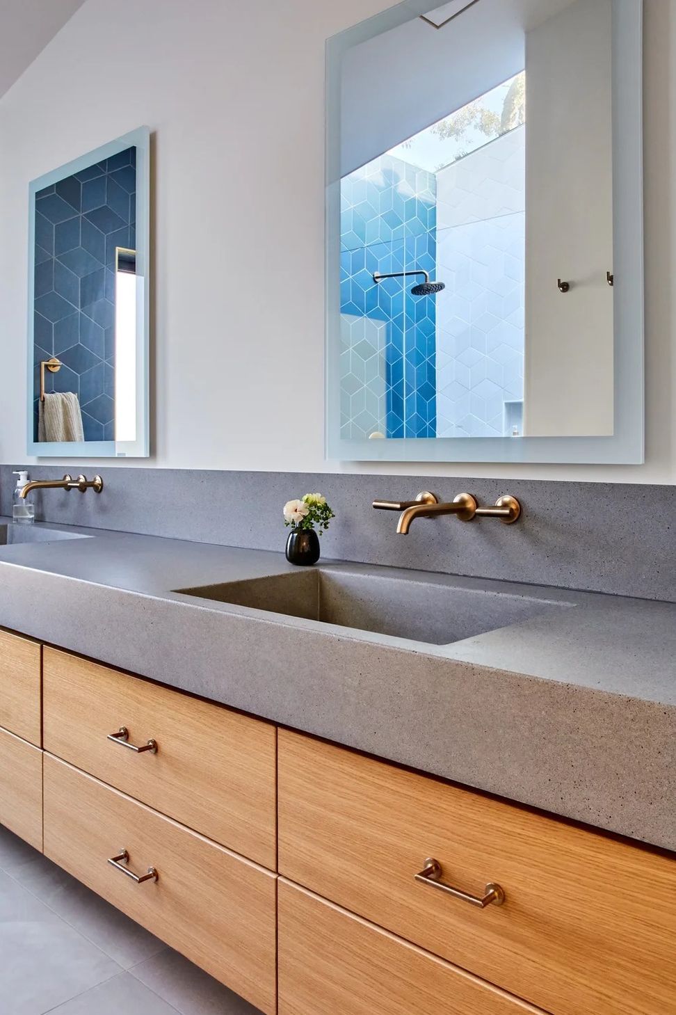 imgi7720240419253FrancesPrimaryBath3.jpg