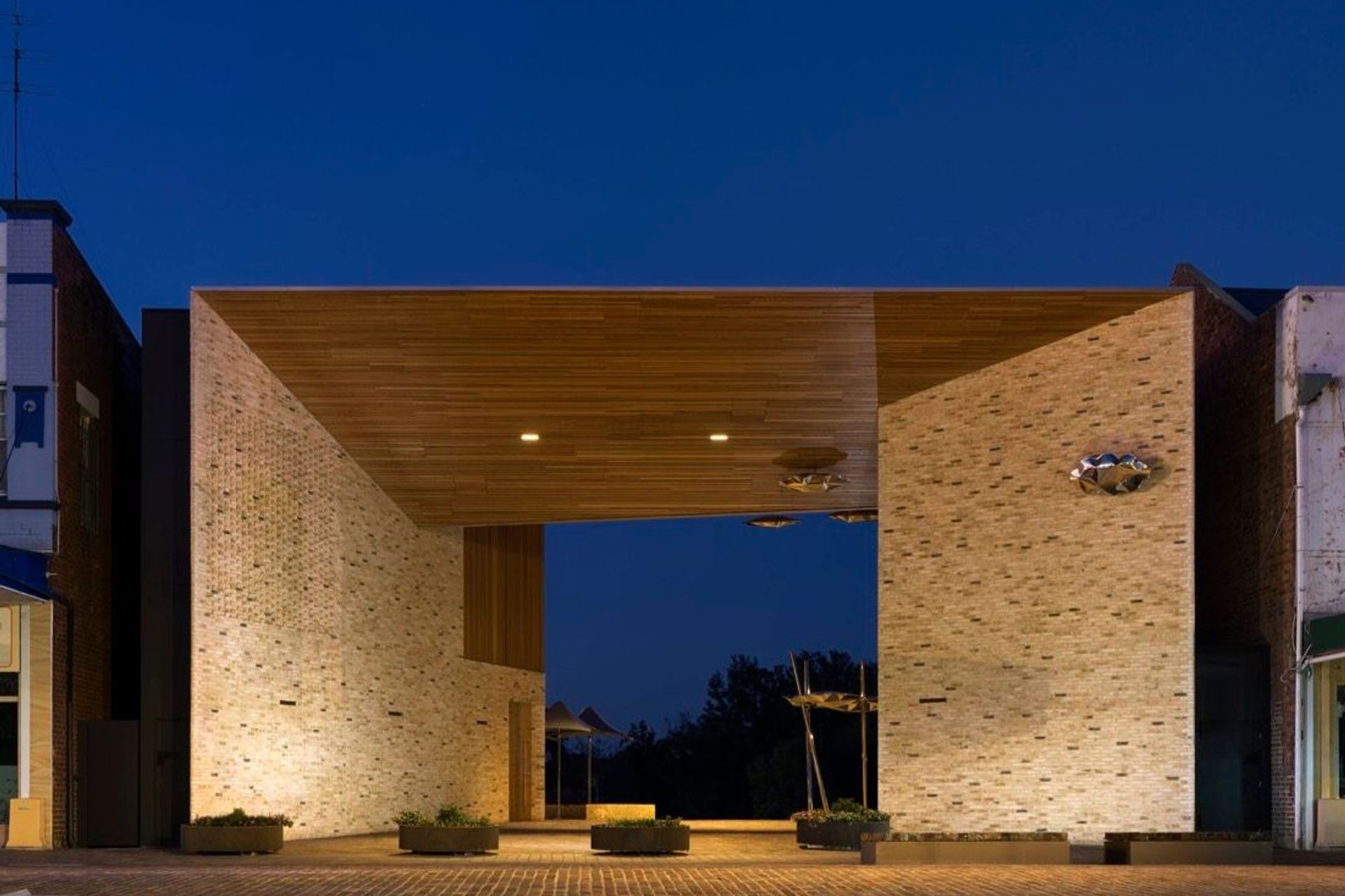 Petersen-D71-bricks-Mailtland-Riverlink-Night.jpg