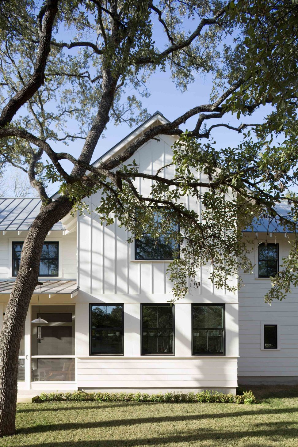04BunnyRunCuppettKilpatrickArchitectureandInteriorDesignaustin-tx-screened-porch-board-batten-siding.jpg