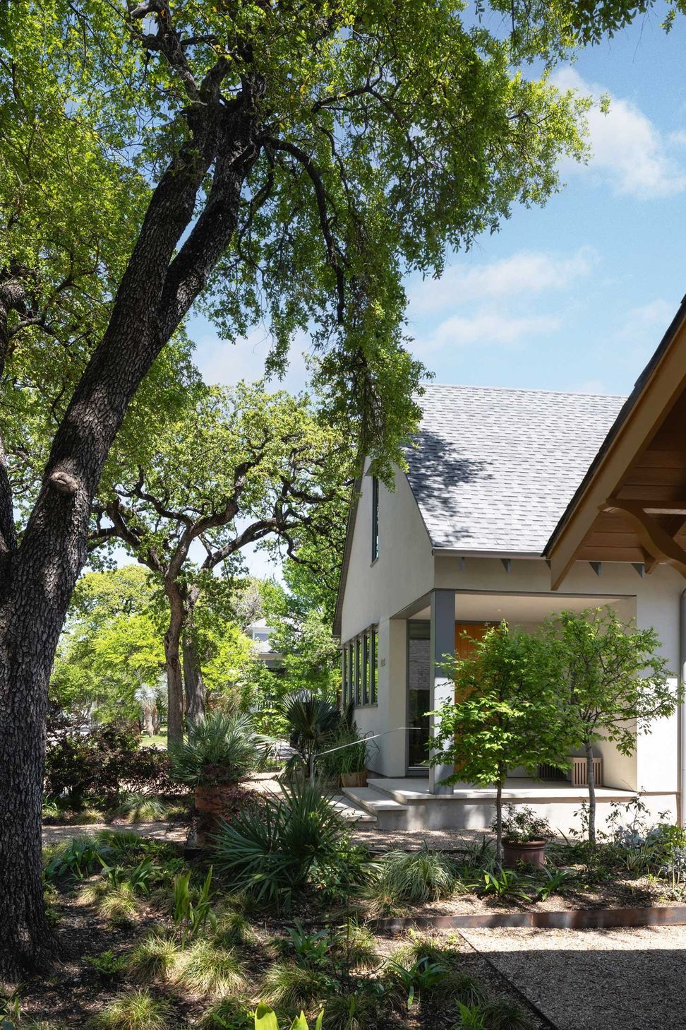 2Clarksville-InfillCuppett-Kilpatrick-Architecture-and-Interior-Designaustin-architect-designed-gable-roof-home.jpg