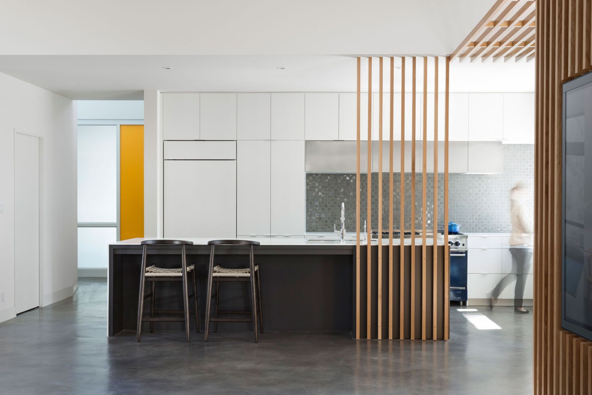 6RiverRoadCuppettKilpatrickArchitectureandInteriorDesignaustin-tx-modern-kitchen-wood-slat-partition.jpg