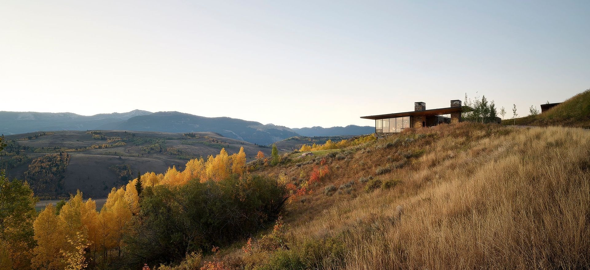 A House Built to Hold Two Contrasts at Once