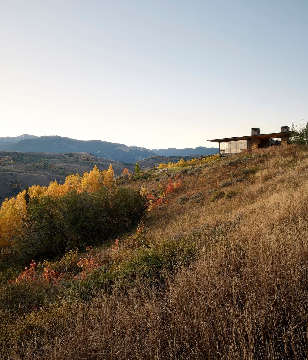 A House Built to Hold Two Contrasts at Once