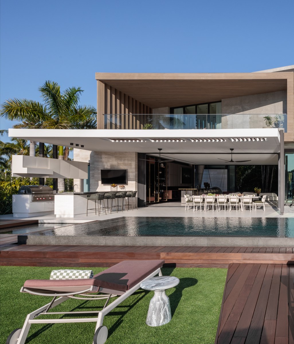 A Piece of Coastal Architecture Built to Face the Bay